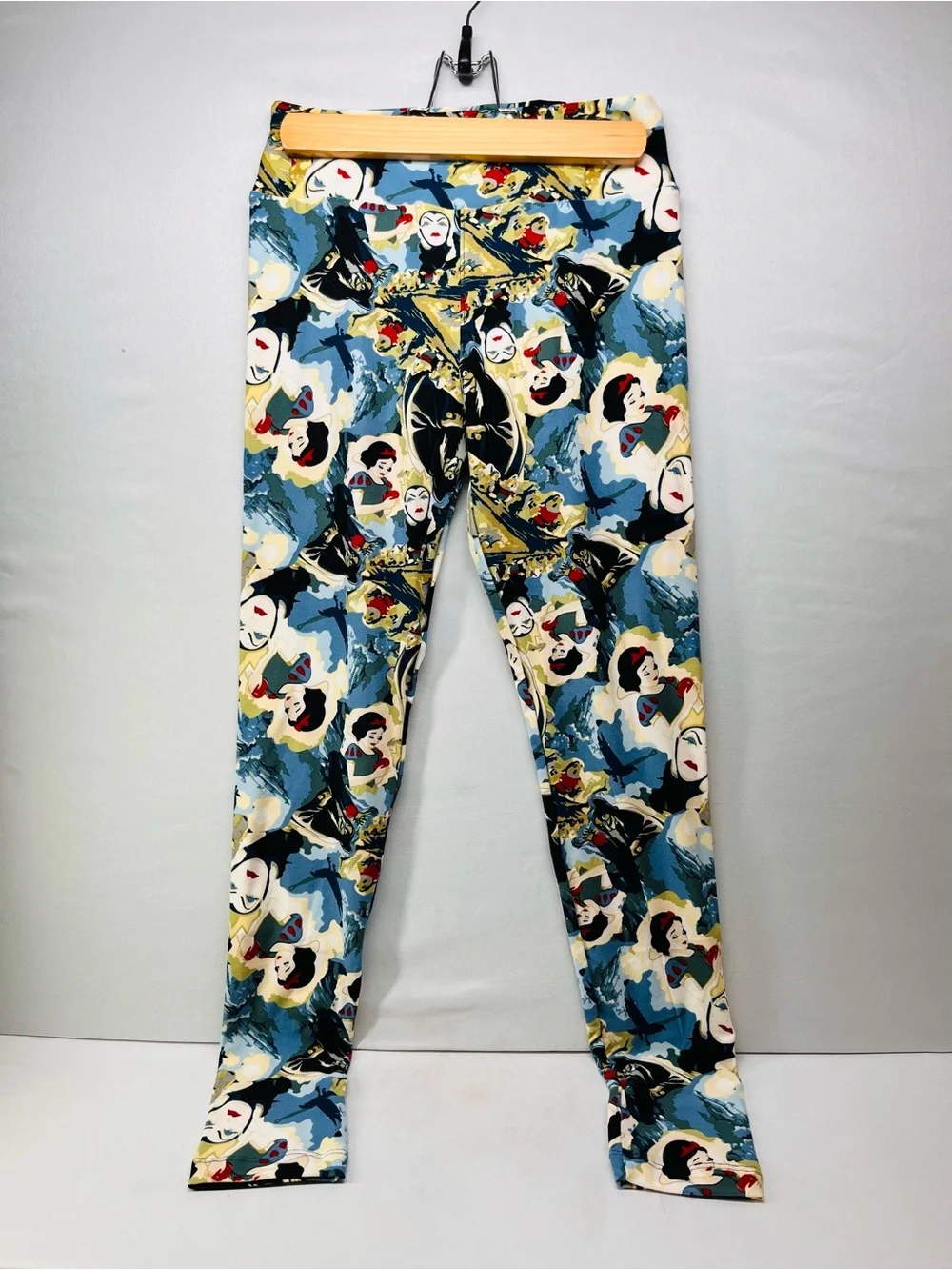LuLaRoe Blue Snow White Print Leggings‎